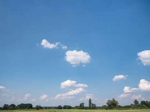 Single clouds in rural landscape over a lonely field Foto stock