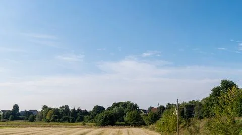 Single clouds in rural landscape over a lonely field Foto stock