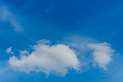 Single Cumulus Cloud in Clear Blue Sky 스톡 사진