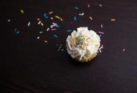 Single cupcake with sprinkles Foto stock