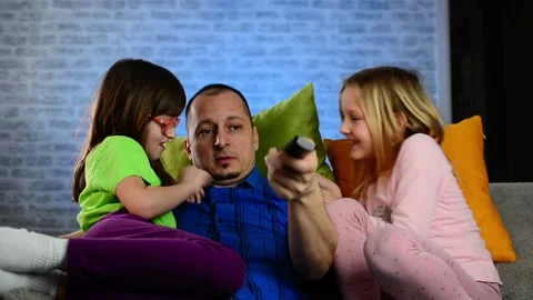 Single dad going nuts at home with two girls. Stock Footage 149989580