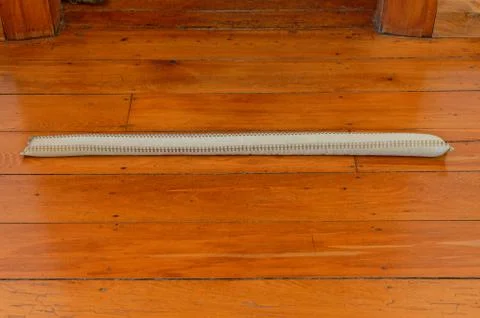 A single draft sausage to go at the base of a door Foto stock