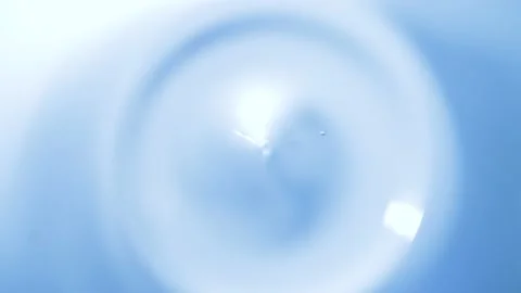 A single drop of water creates a splash, wave and then subtle ripple. Vídeo Stock 237495852