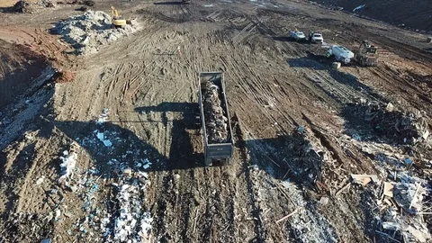 Single dump truck dumping trash at a landfill Stockbeeldmateriaal 100215498