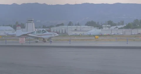 Single engine prop plane on runway Stock Footage 40751090