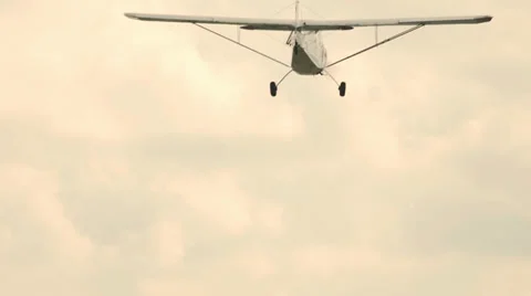 Single engine tail dragger Airplane landing super close up slow motion Stock Footage 39563318