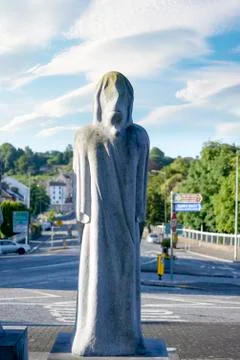 Single faceless monk statue outside church Foto stock