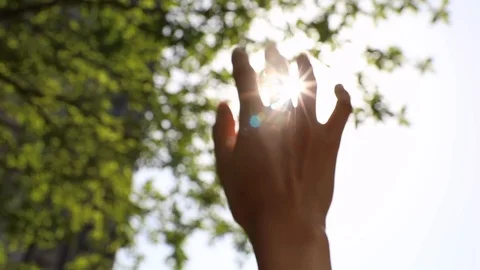 A single hand reaching for the sun Vídeo Stock 105918586