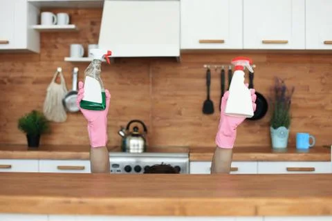 Single handsome man cleaning kitchen at home. Foto stock