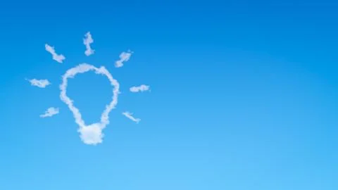 Single Light Bulb Shape Cloud in the Blue Sky with Copyspace Illustrazione stock