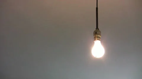 Single light bulb turns on and off with sound. Video stock 20990191