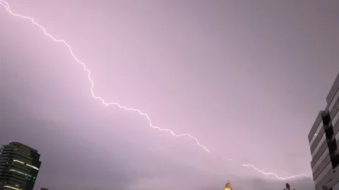 Single lightning bolt flashing vividly across the sky Vídeo Stock 116775834