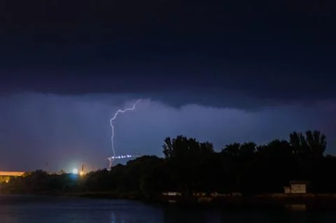 Single lightning in storm, thunderstorm in dark skies Stock-Fotos