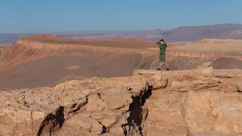 A single man at a viewpoint of the Valle de la Luna, Valley of the Moon, in t Foto stock