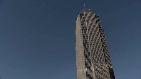 Single office building in Cleveland, OH against blue sky Stock Footage 89944918