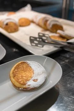 Single pancake served on a buffet plate Stock-Fotos