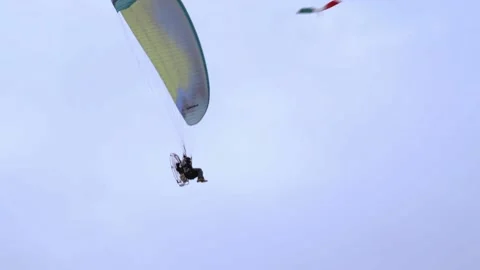 Single Paramotor in the sky Video stock 175120006