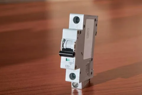 Single-pole modular circuit breaker on the table surface. Foto stock