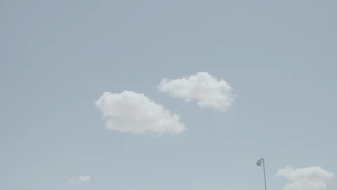 Single puffy clouds in clear blue sky 動画素材 105261725