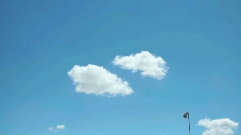 Single puffy clouds in clear blue sky 動画素材 105424958