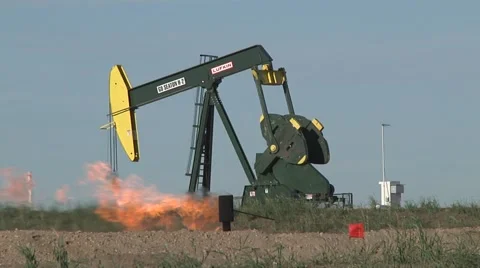 Single Pumping Unit With Gas Flare Close Видео 43068536