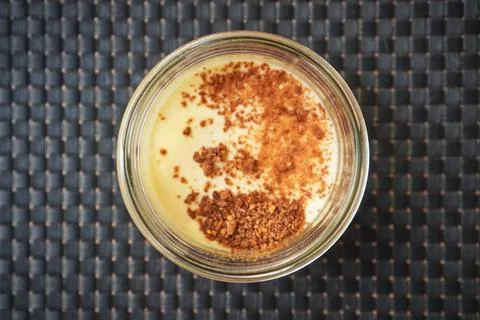 Single ramekin of caramelized custard ready for serving as a dessert Foto stock