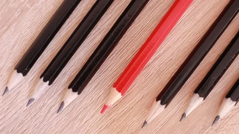 Single red and six black pencils Vídeo Stock 100820500
