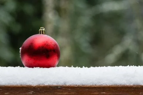 Single red ornament on snow Stock-Fotos