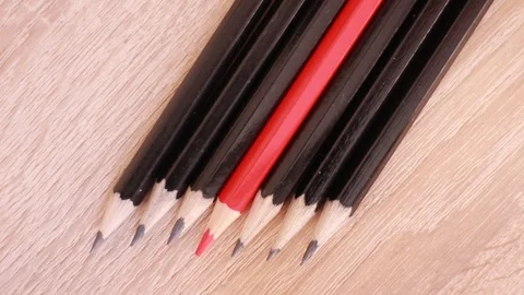 Single red pencil in range of black ones Vídeo Stock 100820502