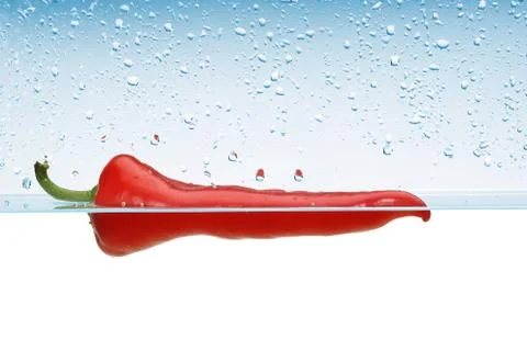 Single Red pepper in water Foto stock