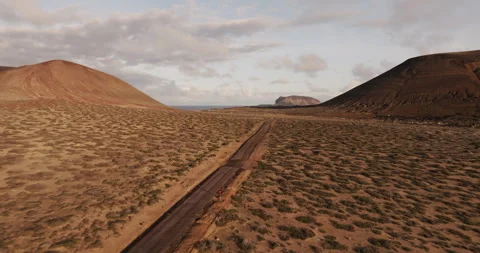 Single road in the desert between a volcanic landscape 스톡 동영상 255044136