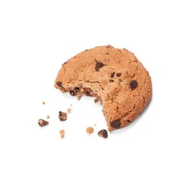 Single round chocolate chip biscuit with crumbs and bite missing, isolated on Foto stock