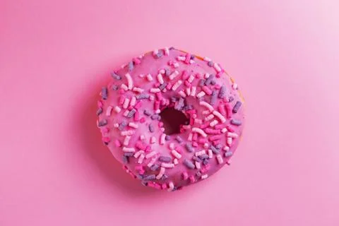 Single round donut on pink background. Foto stock