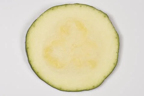 Single Round Zucchini Slice Isolated on White Background Stock-Fotos