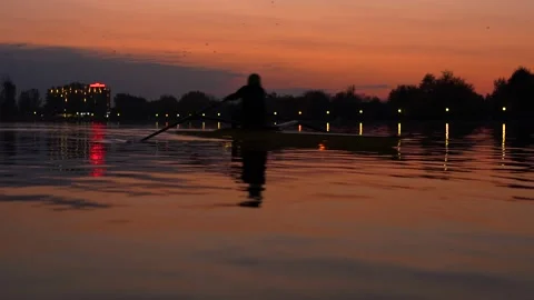 Single scull rowing at night Stockbeeldmateriaal 157280967
