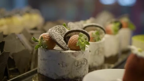 Single-serve cake with cocoa biscuits and a strawberry on top Vidéo 278488786