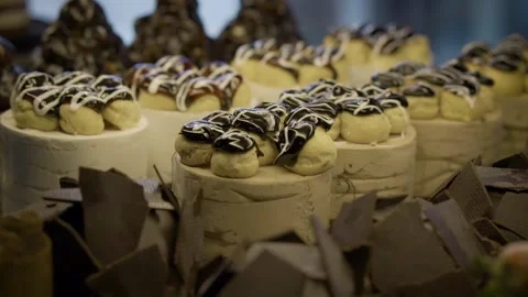 Single-serve cake with profiterole balls on top Vidéo 278488791