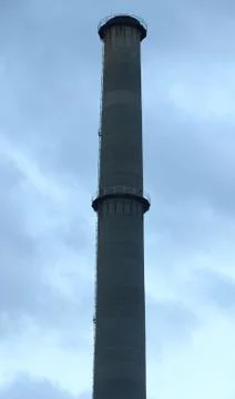 Single smokestack with storm clouds Foto stock