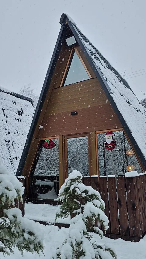 Single Snow-Covered A Frame Cabin During Snowfall Video stock 326671611