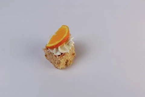 Single square piece of vanilla sponge cake layered with whipped cream and artful Stock Photos