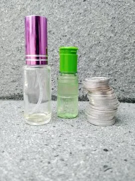 Single Stack of Coins with Two Bottles – One Full, One Empty 스톡 사진