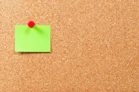 Single sticky note green on cork board horizontal Foto stock