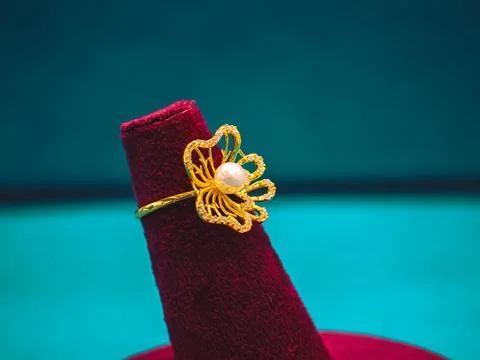 Single Stone Diamond Engagement Ring. Indian Gold Rings. Foto stock