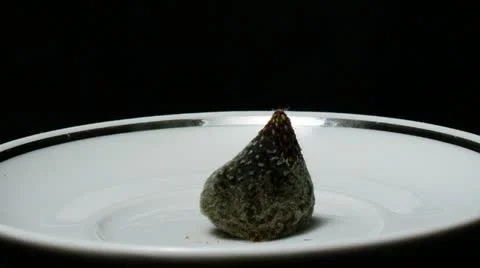 Single strawberry front close up  reverse Stock Footage 21881097