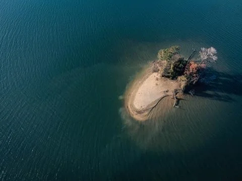 Single tiny island from above in fresh water Lake Wylie in South Carolina, US Stock Photos