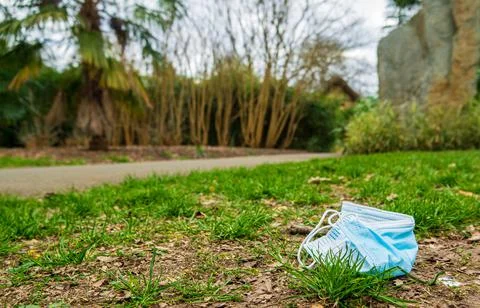 Single use plastic face mask littering the environment at Kew Gardens, London Stock Photos