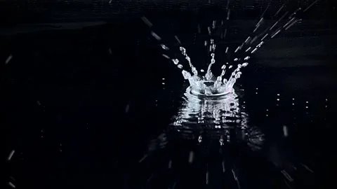 Single Water Drop Splash on Black Reflective Surface Video stock 334320674