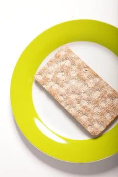 Single wheat cracker on a plate Foto stock