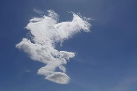 Single white cloud and blue sky on windy day Stock-Fotos