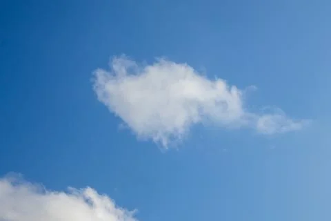 Single White Cloud in Clear Blue Sky Фото
